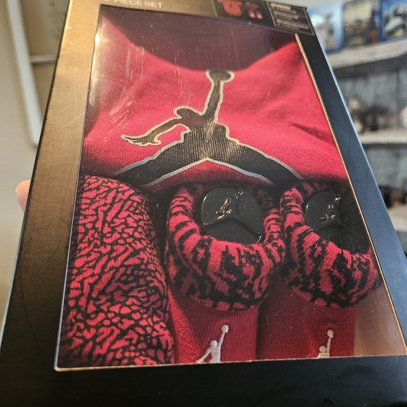 New Air Jordan 6-12 Months Red and Black Baby Boys Outfit/Gift Set - Picture 2 of 5